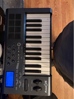 Axiom 25 midi keyboard