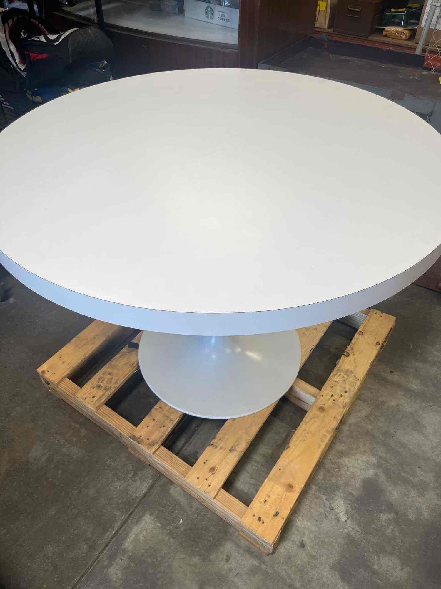Free! Gratis! Round Dinner Table 29" x 42"