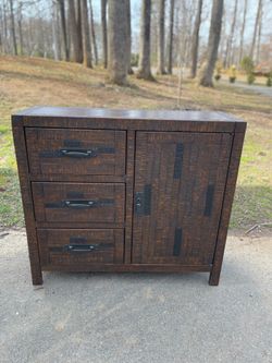 Ashley Furniture Mini Vennilux Sideboard