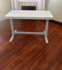 Adjustable standing desk