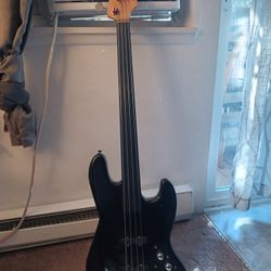 90's Custom Fretless 4-string Electic Bass Guitar
