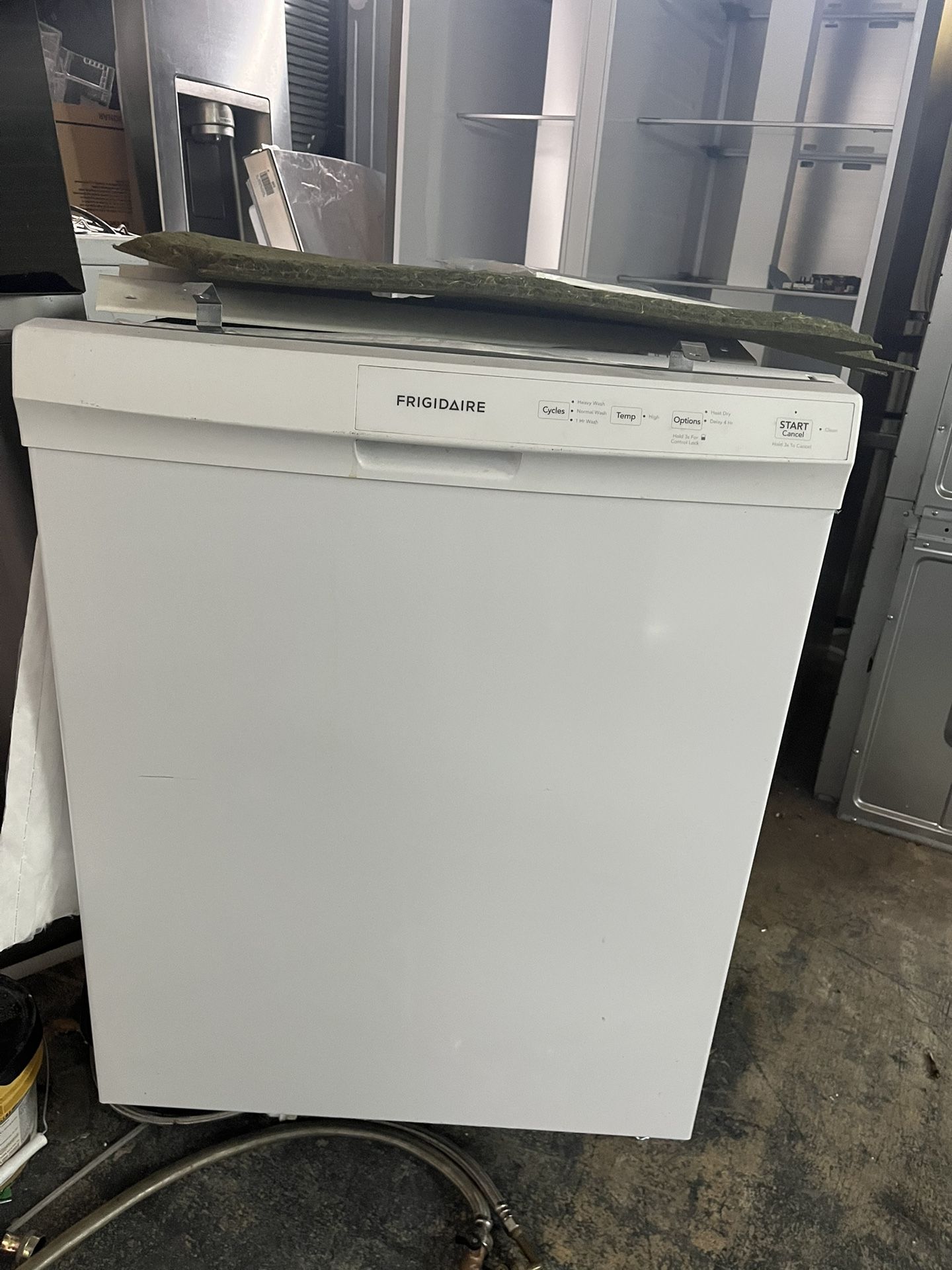 Dishwasher, Used Good Conditions, Frigidaire White 24’ Wide