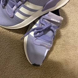 Woman’s Adidas Tennis Shoes 
