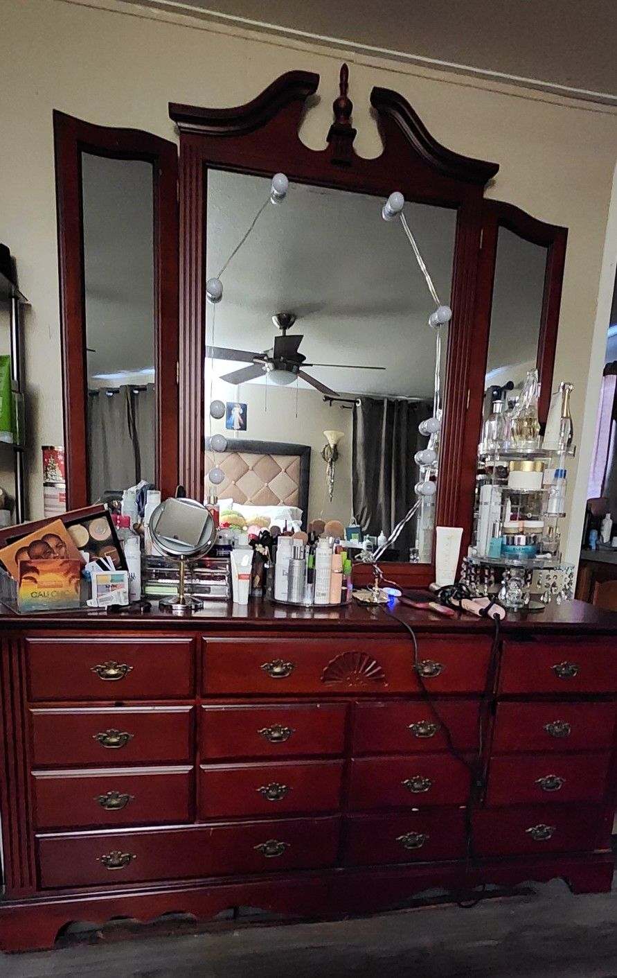 Dresser With Mirror