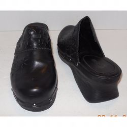 Kenneth Cole Reaction Black Clogs Size 5M