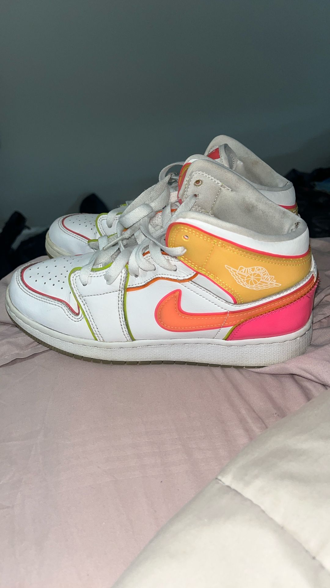 Jordan 1 Mid Edge Glow (GS) - CV4611-100 Size 5y