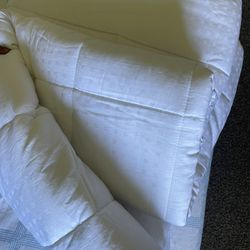 Brand New Full Size Mattress Cover/Pad White  Smock and pet free home 