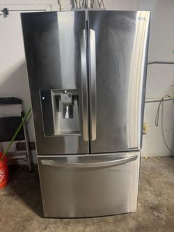 Refrigerator —- Free Delivery 🚛. 