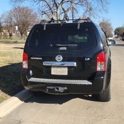 2011 nissan pathfinder LE 4x4 