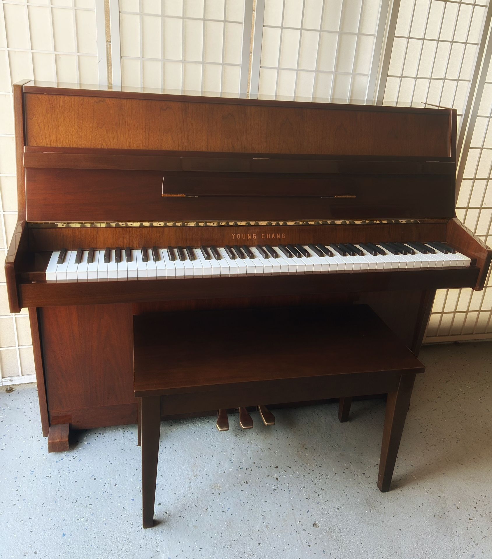 “Young Chang” Sweet & Petite Studio Piano/ Will Deliver!!