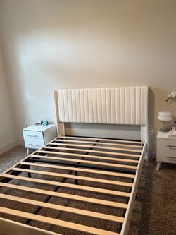 Queen size bedframe