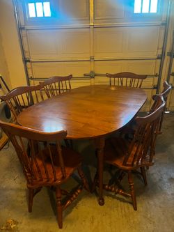 Vintage maple dining table with chairs Vintage maple dining table with chairs