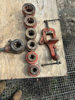 Para hacer rosca a los tubos