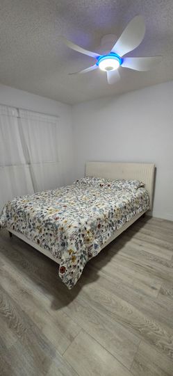 Queen bed set with mattress, pillows and comforter