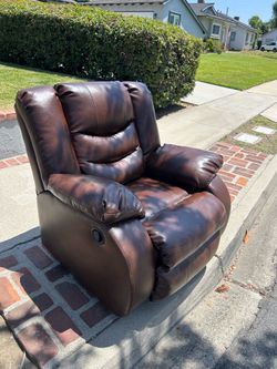 Free recliner Covina - on curb now!