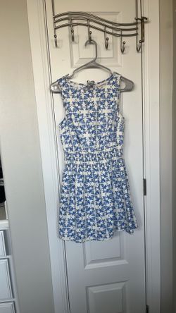 Universal Thread/ White & Light Blue/ Small