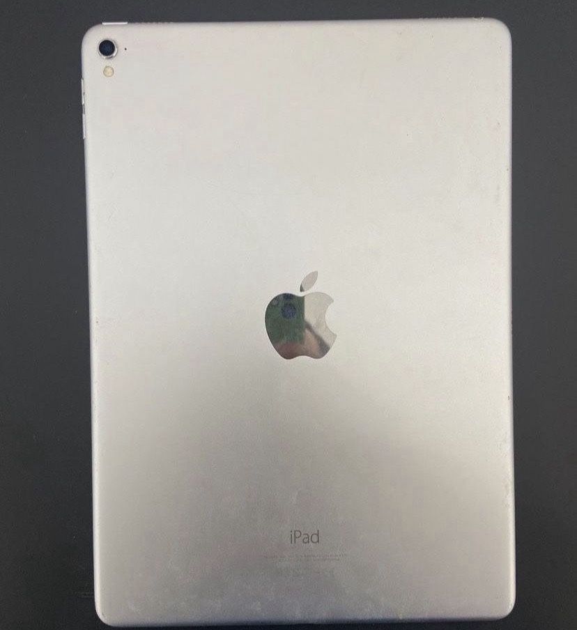 iPad Pro 9.7-inch 32GB WiFi Silver - Tiny hairline crack, but works. 