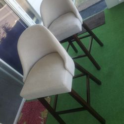 Se Venden 2 Taburetes Altos Para  Barra  Giratorios  Medidas 20 × 18 × 30 De Altura $ 45 El Par