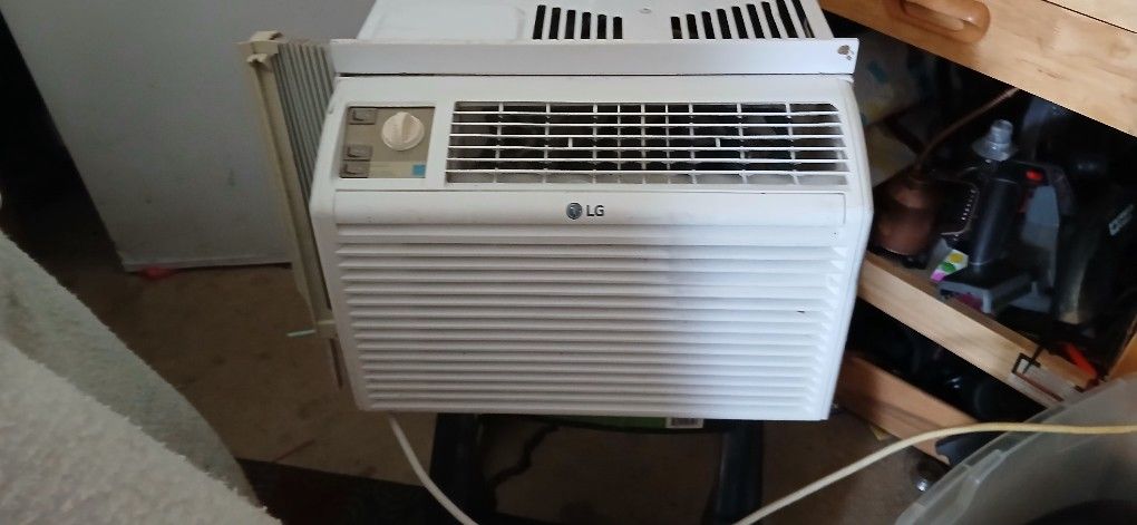 LG Good And Cold AC UNIT HALF OF THE SIDE PIECE IS THERE ONLY
