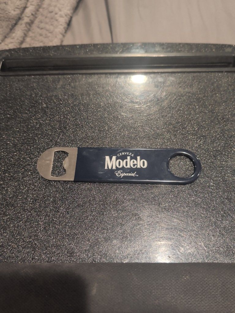 Modelo Bottle Opener