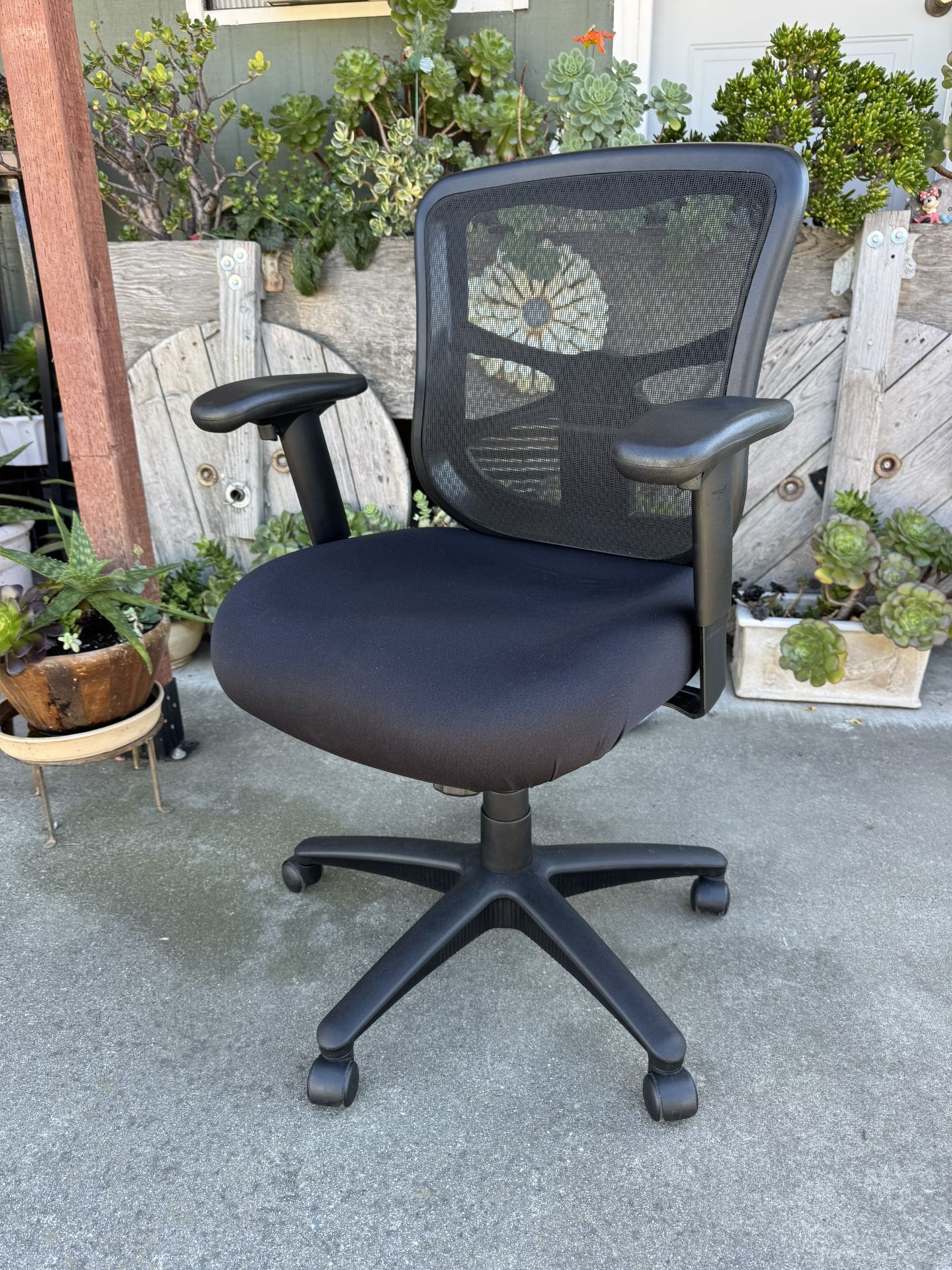 Heavy Duty Cool-Mesh Back Office Chair In Perfect Condition.