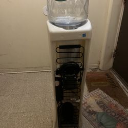 Hot and cold water dispenser, mint condition