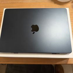 M4 MacBook Air 13.6 Like New Only 17 Charge cycles Midnight