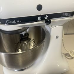 KitchenAid Classic Plus Stand Mixer 4.5 Qt White - Works Great