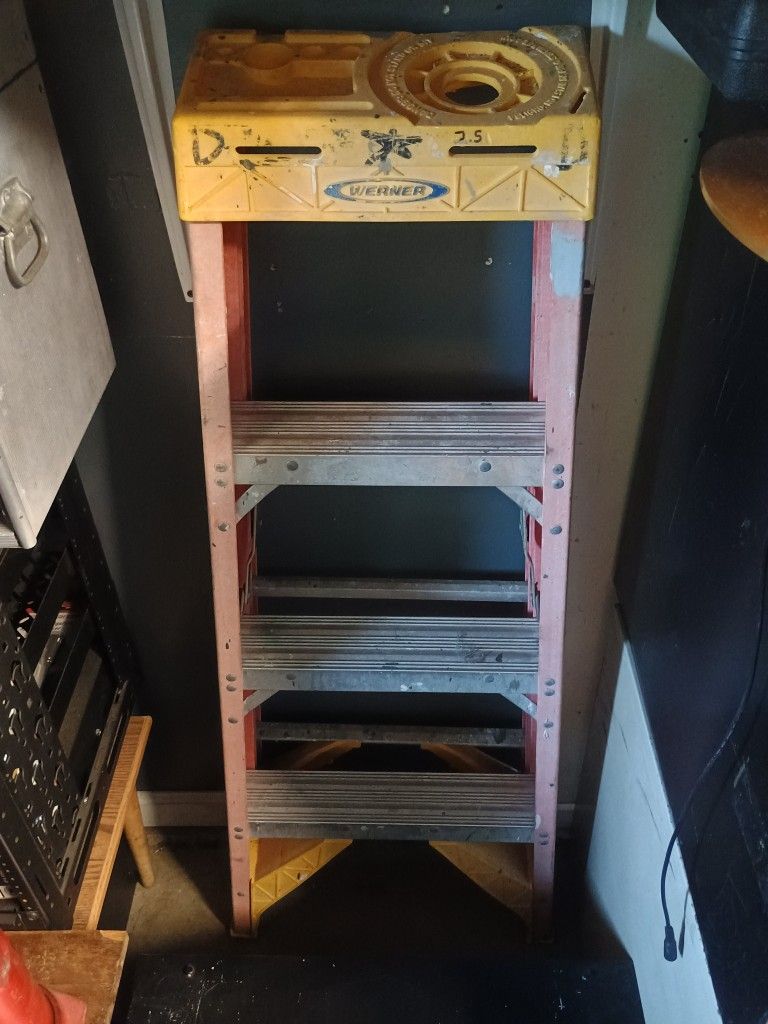 Werner 4' Fiberglass Step Ladder