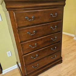 Clean and Nice Brown 5 Drawer Chest / Tall Dresser