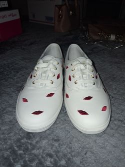 Tennis shoes