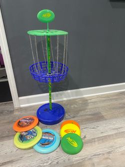 Nerf disc golf set with 6 different golf discs. Excellent condition