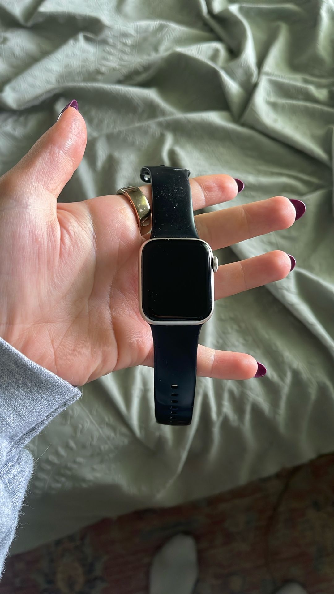 Apple Watch SE (2nd Gen, GPS) - 40mm Aluminum + Charger & Stand