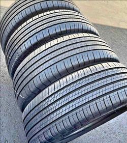 235 55 20 Michelin tires Con 80% de Vida Las 4