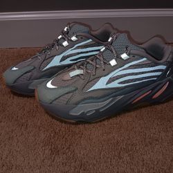 ADIDAS YEEZY BOOST 700 SIZE 7