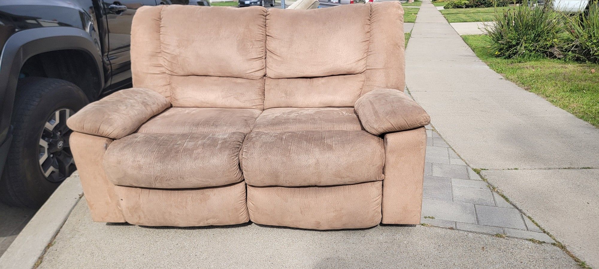 Amazing Love Seat Recliner Couch (GREAT CONDITION) OBO