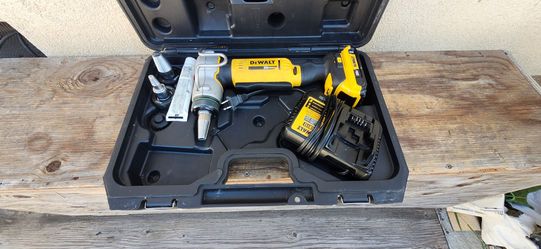 Dewalt pex expander 20v tool battery 2ah charge
