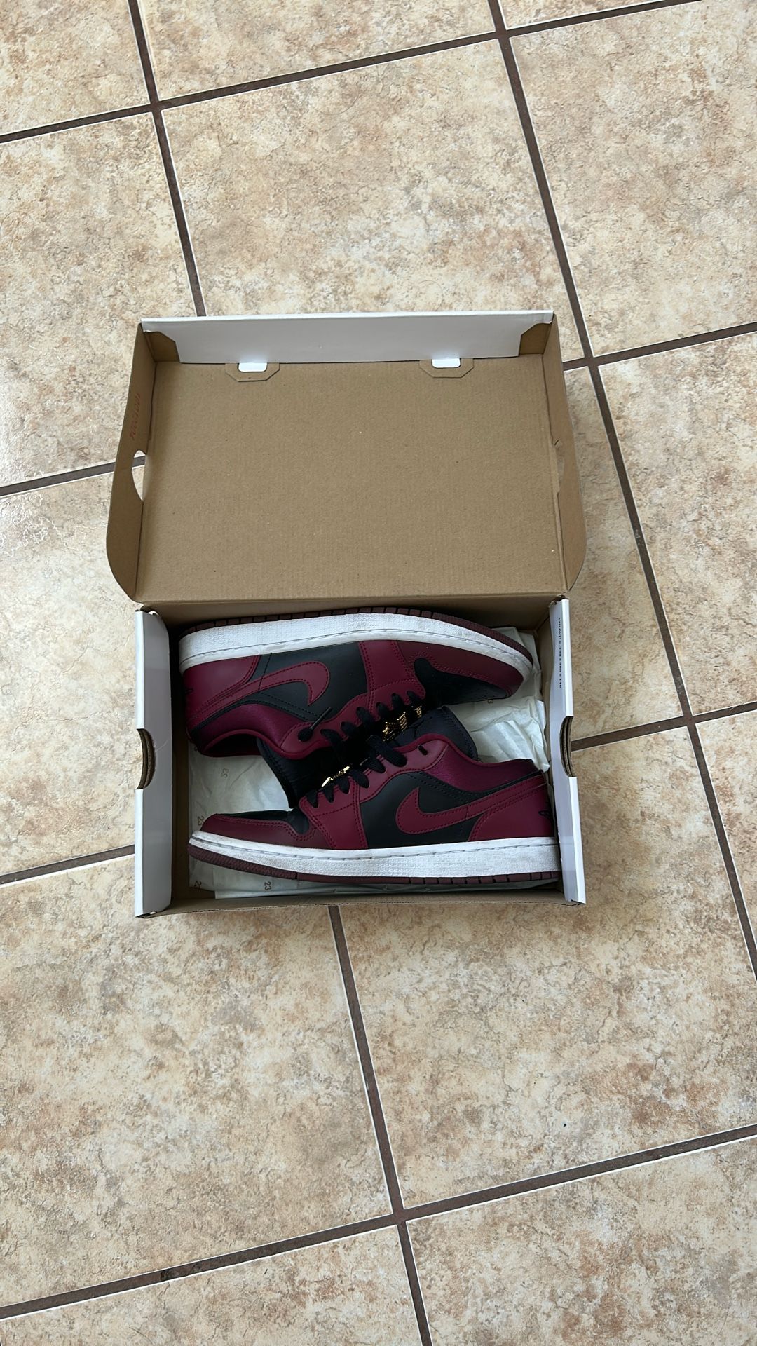Womans Air Jordan 1 Low SE Size 8