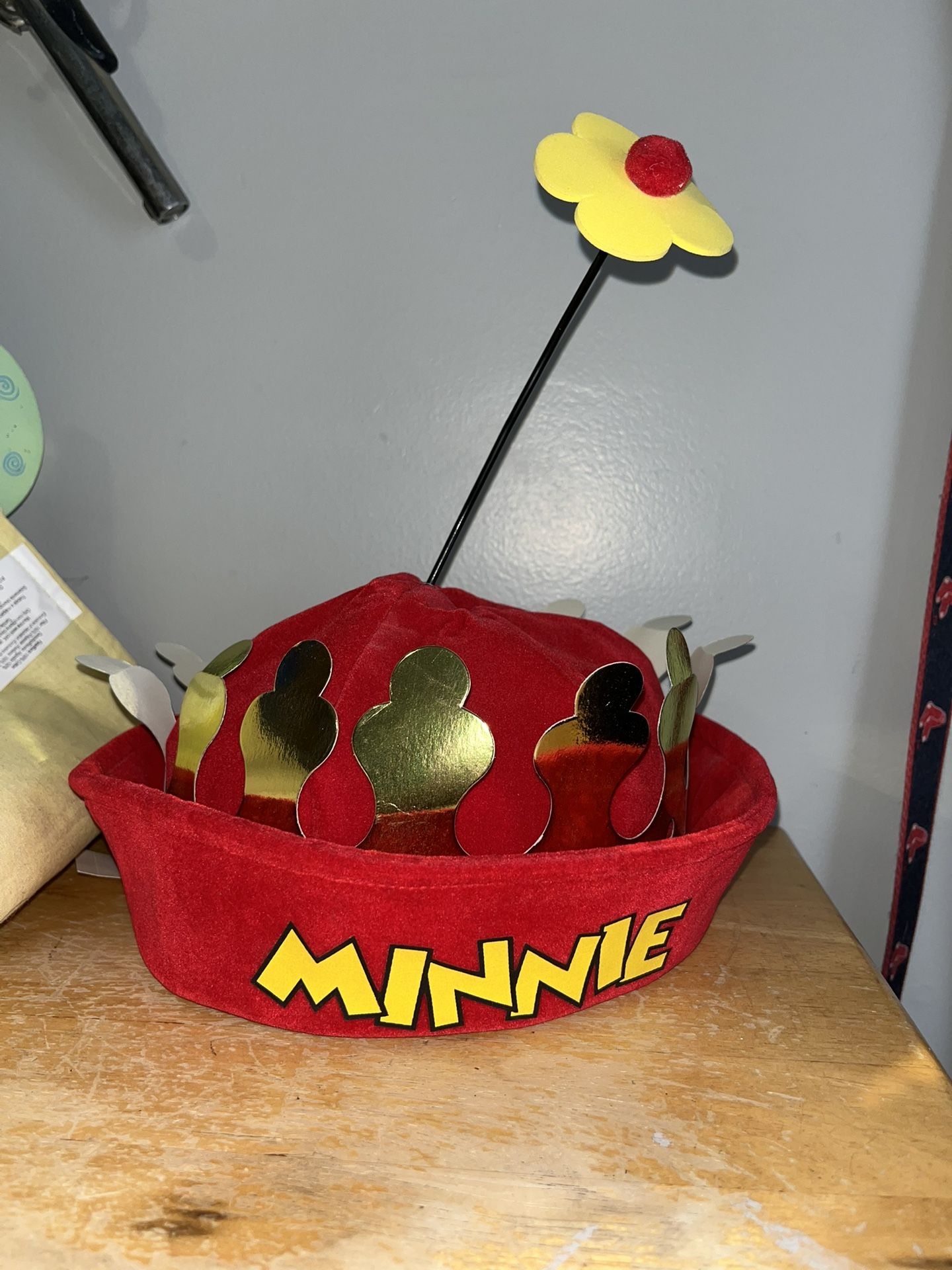 VINTAGE WALT DISNEY WORLD RED VELVET MINNIE HAT WITH FLOWER