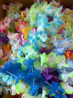 130 Colorful Hawaiian Flower Leis