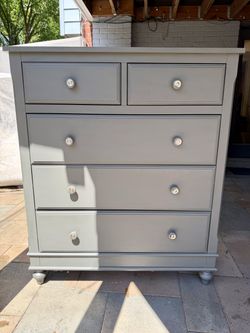 Hillsdale Furniture 5-Drawer Dresser / Chest – Gray