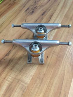 Skateboard trucks