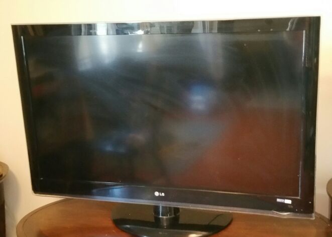 LG 47LH40 47-Inch 1080p 120 Hz LCD HDTV, Gloss Black with Stand
