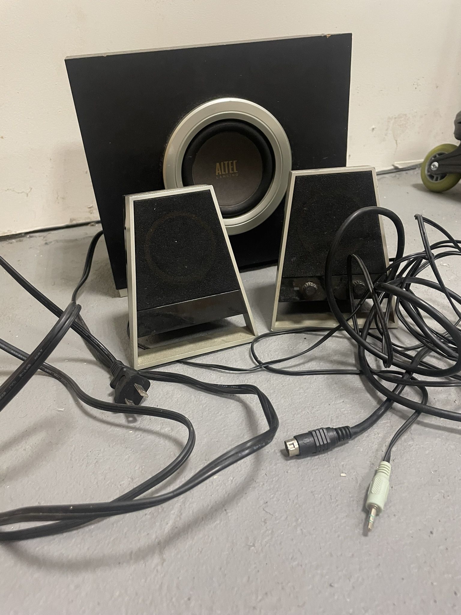 Computer Speaker System In (Great Condition)