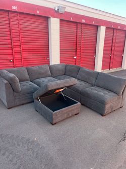 FREE DELIVERY 🚚 - Modular Thomasville Gray Sectional with Storage Ottoman