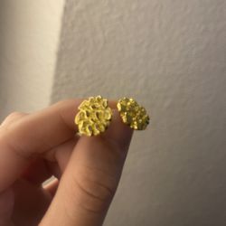 gold earrings 