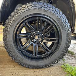 35 12.5 R22 Wheel And Tire Setup