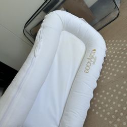 Dockatot Deluxe + Cover : Pristine