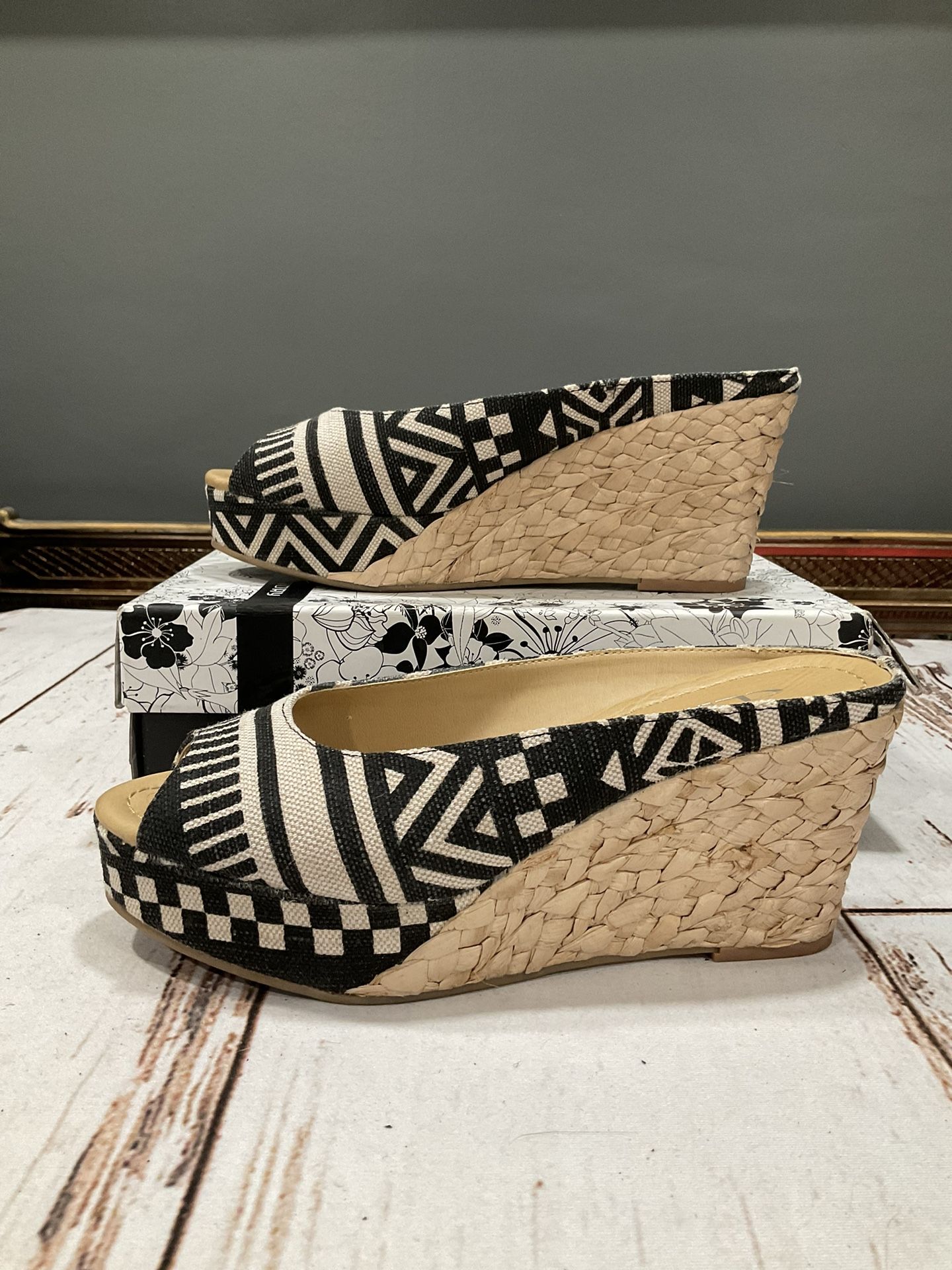 CL BY LAUNDRY DAYSIE MULE PEEP TOE RAFFIA WEDGE HEELS.