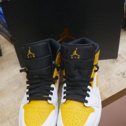 Nike shoes  9.5 size yellow 554724-170 pre owned 889201-1 